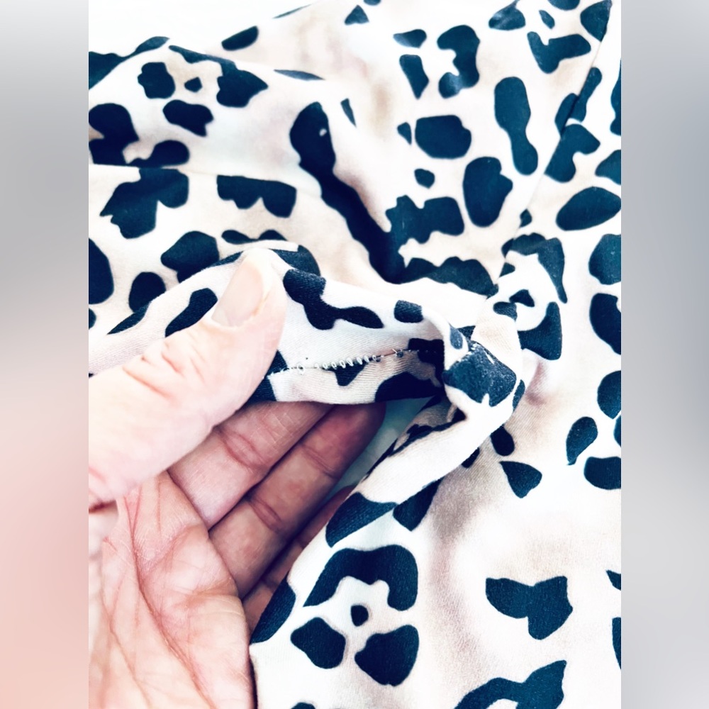 🤎🤍HOODIE~ Long sleeved leopard hoodie tee with kangaroo pocket🤍🤎 - Picture 5 of 6